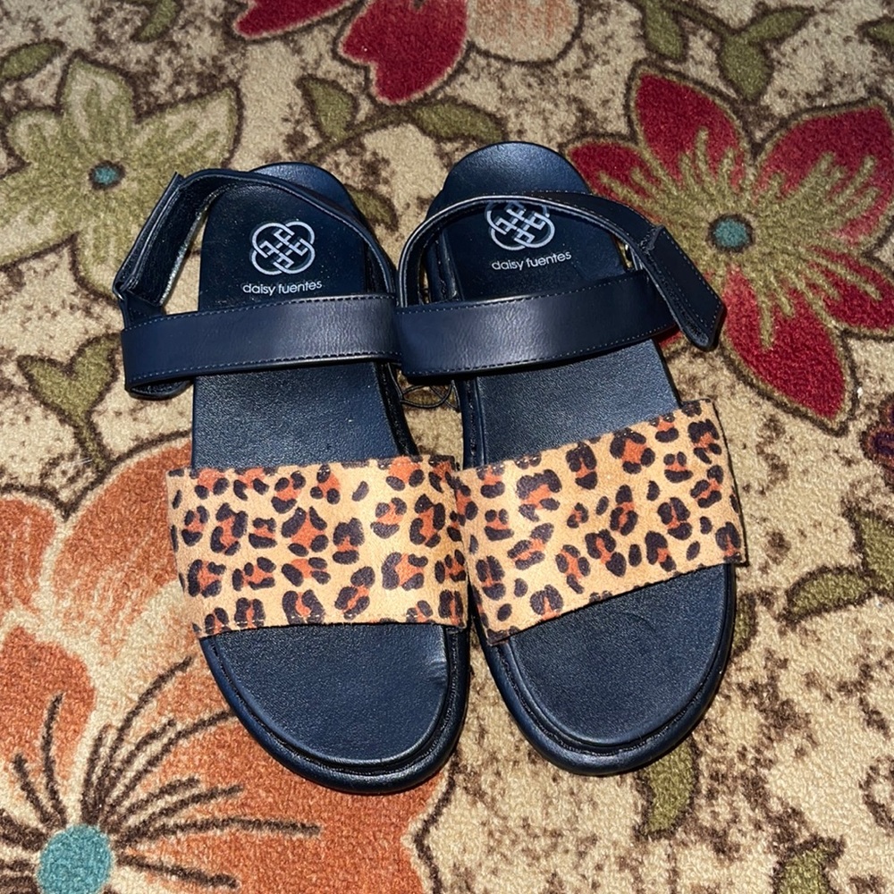 Daisy Fuentes Black & Cheetah Strap Flatforms Sandals